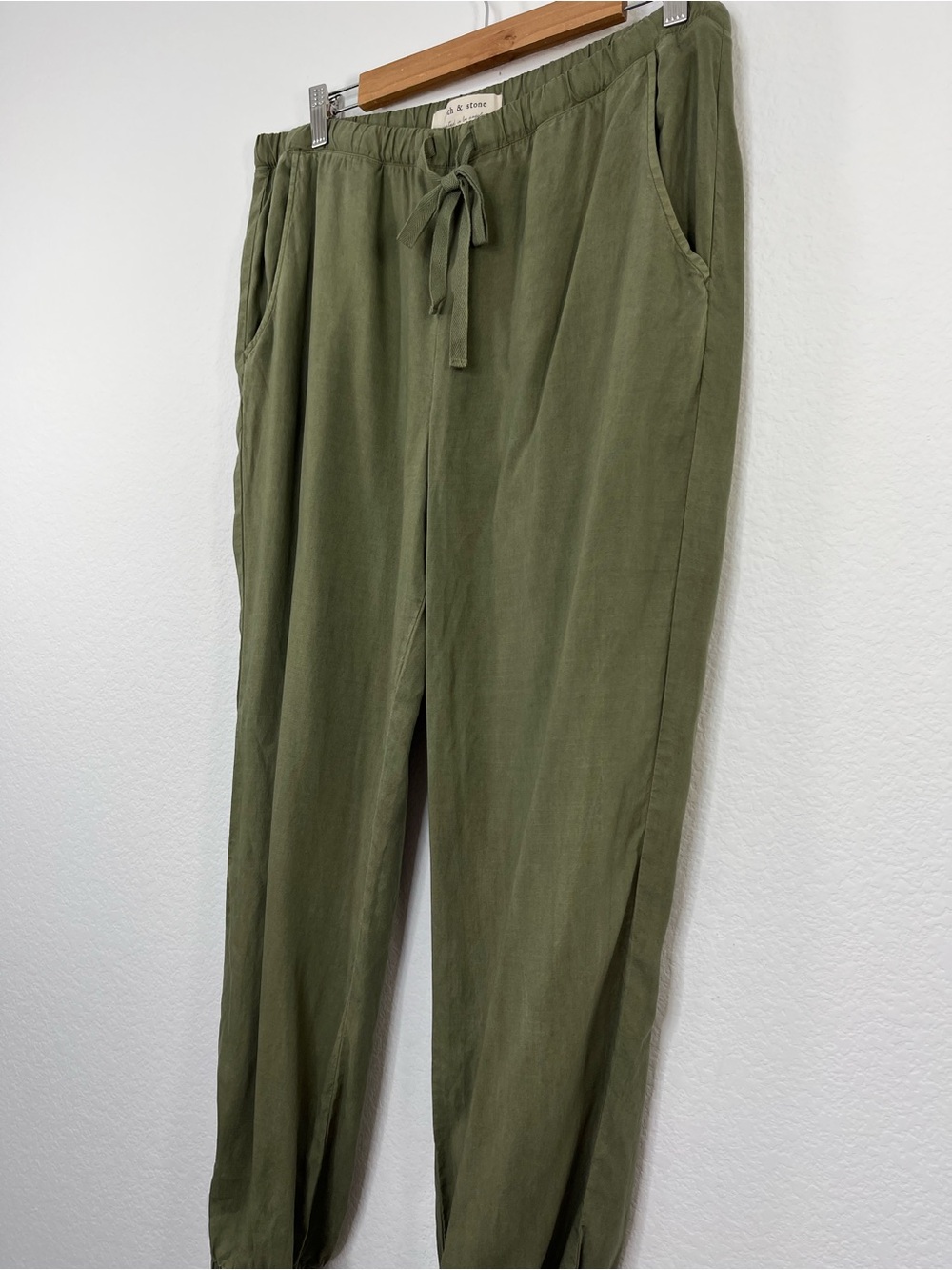 Cloth & Stone TENCEL Jogger Pant Olive size Large - Picture 3 of 10